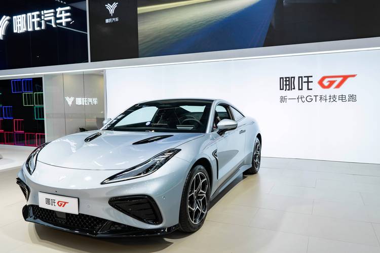 广州181哪吒汽车在智能汽车领域的表现，领途汽车在新能源汽车市场中的影响力